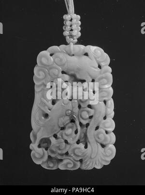 Anhänger. Kultur: China. Abmessungen: H. 2 1/16-in. (5,2 cm); W. 1 3/8 in. (3,5 cm). Datum: 20. Museum: Metropolitan Museum of Art, New York, USA. Stockfoto