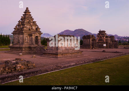 Alte hindu-buddhistischen Tempel in Stein gemeißelten Dieng Plateau Ausgrabungsstätte, in Java, Indonesien Stockfoto