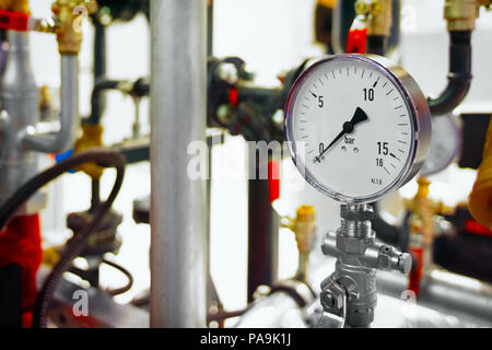 Die Ausstattung der Kessel-haus,- ventile, rohre, Manometer, Thermometer. Nahaufnahme von Manometer, Schlauch, Durchflußmesser, Wasser Pumpen und Ventile von h Stockfoto