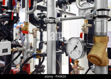 Die Ausstattung der Kessel-haus,- ventile, rohre, Manometer, Thermometer. Nahaufnahme von Manometer, Schlauch, Durchflußmesser, Wasser Pumpen und Ventile von h Stockfoto