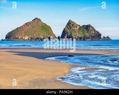 Carters Felsen, oder Gull Felsen, Off Shore Inseln bei Holywell Bay, North Cornwall, UK. Der Strand war einer der Drehorte für die TV-Serie Poldark. Stockfoto