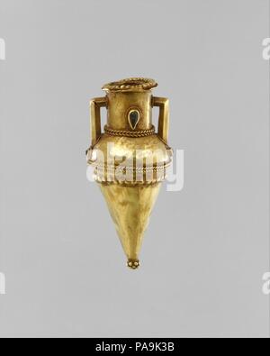 Gold amphoriskos (Öl Flasche) mit eingelegten Granate. Kultur: Griechisch. Abmessungen: H.2 5/16 in. (5,9 cm); Durchmesser 1 in. (2,5 cm). Datum: 3.Jahrhundert v. Chr.. Kreis der verdrillten Kabel gelötet auf Mund oben auch Rim; zylindrische Hals, abfallende abgerundete Schulter; konischen Körper mit Spitzen unten. Zwei Griffe, aus zwei separaten Blatt gefaltet Metall, Square in Abschnitt, trat in einem rechten Winkel; unteren Abschnitt an Schulter und senkrecht steigend; im oberen Bereich angebracht horizontal an den Hals; Enden von Perlen und Draht Griffe umgeben; am Hals zwei invertierte Tränenförmiger roten Granat Steine s Stockfoto