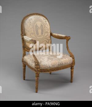 Sessel (fauteuil à la Reine). Kultur: Französisch, Paris. Designer: Jacques Gondouin (1737-1818). Abmessungen: Insgesamt: 39×25 1/2 x 19 3/4 in. (99,1 × 64,8 × 50,2 cm). Schöpfer: François II Foliot (1748 -? 1839, Master 1773, Rentner 1786); geschnitzt von der Werkstatt von Madame Pierre-Edme Babel, vergoldet von der Werkstatt Marie-Catherine Ritten; gepolsterte durch Claude-Fran çois Capin (gestorben 1789). Datum: 1779. Obwohl die Marie-Antoinette grand Kabinett Intérieur im Château de Versailles während der Wintermonate zu erbringen, der Stuhl und der Rest der im Jahr 1783, wenn der große Schrank entfernt Stockfoto