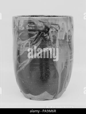 Wasser Pot. Kultur: Japan. Abmessungen: H. 6 7/8 in. (17,5 cm); Durchm. 5 5/8 in. (14,3 cm). Datum: 19. Museum: Metropolitan Museum of Art, New York, USA. Stockfoto