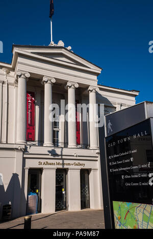 St. Albans Museum + Galerie im ehemaligen Rathaus, St. Peter's Street, St. Albans, Hertfordshire, England, UK untergebracht Stockfoto