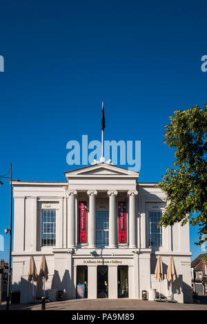 St. Albans Museum + Galerie im ehemaligen Rathaus, St. Peter's Street, St. Albans, Hertfordshire, England, UK untergebracht Stockfoto