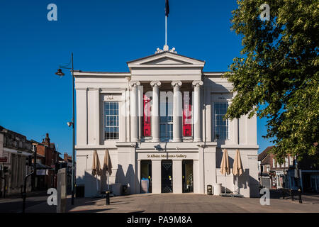 St. Albans Museum + Galerie im ehemaligen Rathaus, St. Peter's Street, St. Albans, Hertfordshire, England, UK untergebracht Stockfoto