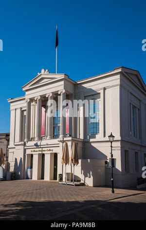 St. Albans Museum + Galerie im ehemaligen Rathaus, St. Peter's Street, St. Albans, Hertfordshire, England, UK untergebracht Stockfoto