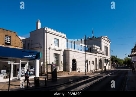 St. Albans Museum + Galerie im ehemaligen Rathaus, St. Peter's Street, St. Albans, Hertfordshire, England, UK untergebracht Stockfoto