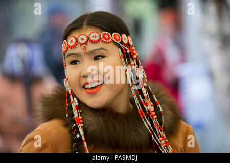 Ainu Frau in traditioneller Tracht - Kamtschatka Stockfoto