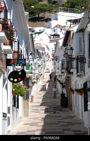 Blick entlang der Calle San Sebastian, Mijas, Provinz Malaga, Andalusien, Spanien, Westeuropa. Stockfoto
