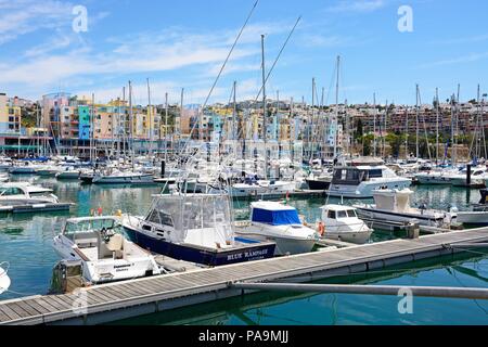 Yachten und Boote in der Marina mit Appartements und Waterfront Geschäfte auf der Rückseite, Albufeira, Algarve, Portugal, Europa günstig. Stockfoto