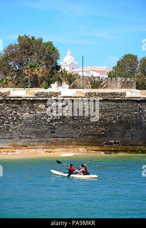 Touristen in Kanus Position für den Strand und die Ponta da Bandeira Fort, Lagos, Algarve, Portugal, Europa. Stockfoto