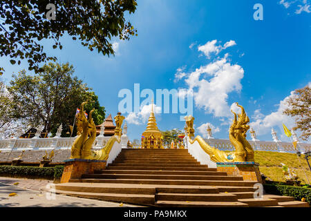 Pagode und Buddha Statuen in Wat Prathat Doi Wao in Mae Sai Chiang Rai Thailand. Grenzübergang von Mai Sai zu Tachilek Myanmar. Stockfoto
