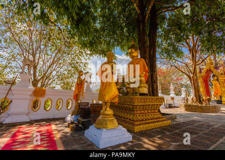 Pagode und Buddha Statuen in Wat Prathat Doi Wao in Mae Sai Chiang Rai Thailand. Grenzübergang von Mai Sai zu Tachilek Myanmar. Stockfoto