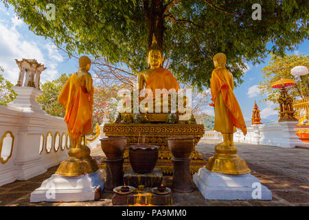 Pagode und Buddha Statuen in Wat Prathat Doi Wao in Mae Sai Chiang Rai Thailand. Grenzübergang von Mai Sai zu Tachilek Myanmar. Stockfoto