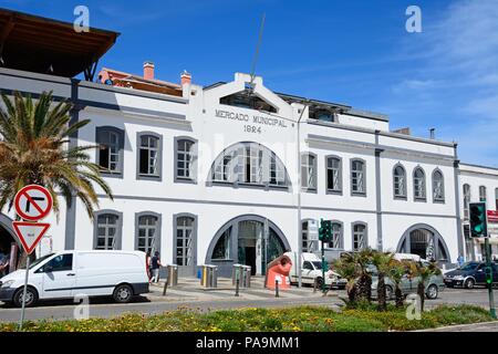 Blick auf den Städtischen Markt entlang der Avenida dos Descobrimentos, Lagos, Algarve, Portugal, Europa. Stockfoto