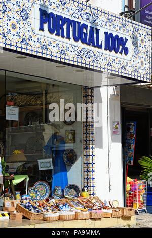 Traditionelle portugiesische Keramik Geschenk Shop entlang der Rua 5 Octubro, Albufeira, Portugal, Europa. Stockfoto