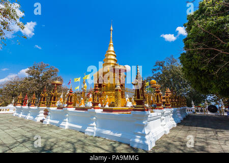 Pagode und Buddha Statuen in Wat Prathat Doi Wao in Mae Sai Chiang Rai Thailand. Grenzübergang von Mai Sai zu Tachilek Myanmar. Stockfoto