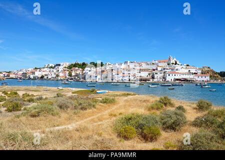 Blick auf die weiße Stadt mit Booten in den Vordergrund günstig, Ferragudo, Algarve, Portugal, Europa. Stockfoto