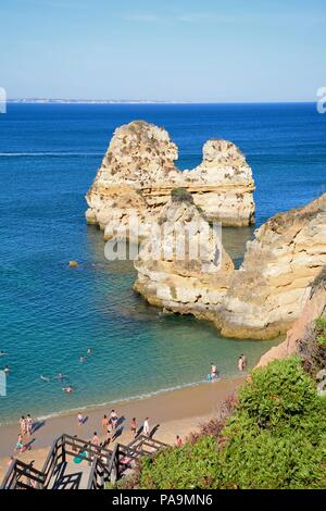 Erhöhten Blick auf die Küste und Strand mit Touristen, die Einstellung, Praia da Dona Ana, Lagos, Portugal, Europa. Stockfoto