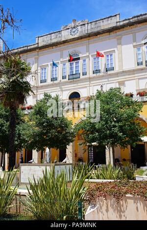 Blick auf das Rathaus (Camara Municipal) und Stadtpark (Praça do Municipio), Silves, Portugal, Europa. Stockfoto