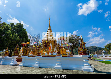 Pagode und Buddha Statuen in Wat Prathat Doi Wao in Mae Sai Chiang Rai Thailand. Grenzübergang von Mai Sai zu Tachilek Myanmar. Stockfoto
