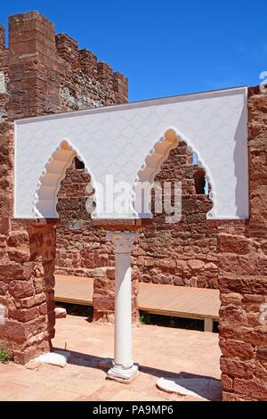 Blick auf die mittelalterlichen Ruinen im Inneren der Burg zeigt die gewölbten Maurischen Windows des Palastes von Balkonen mit den Zinnen und einer der Türme Stockfoto