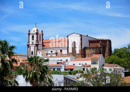 Blick auf die gotische Kathedrale (Igreja da Misericordia) und Glockenturm über die Dächer gesehen, Silves, Portugal, Europa. Stockfoto