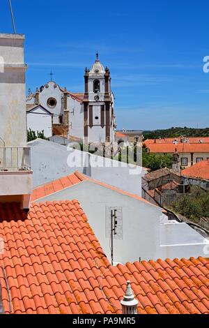 Blick auf die gotische Kathedrale (Igreja da Misericordia) und Glockenturm über die Dächer gesehen, Silves, Portugal, Europa. Stockfoto