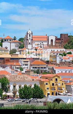 Blick auf die stadt Gebäude mit der Gotischen Kathedrale (Igreja da Misericordia) und Glockenturm an der Rückseite, Silves, Portugal, Europa. Stockfoto