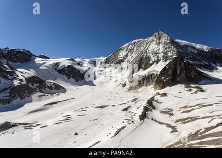 Atemberaubende Aussicht auf den Mont Blanc de Cheilon Peak, mit 3870 m, im Kanton Wallis in den Schweizer Alpen in der Schweiz an einem sonnigen Sommertag Stockfoto