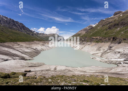 Die Grande Dixence See, durch einen Damm gebildet, in den Schweizer Alpen im Kanton Wallis an einem sonnigen Sommertag Stockfoto