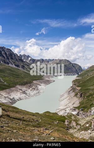 Die Grande Dixence See, durch einen Damm gebildet, in den Schweizer Alpen im Kanton Wallis an einem sonnigen Sommertag Stockfoto