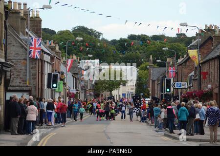 Die Hauptstraße in Golspie Dorf im schottischen Hochland, die während der jährlichen Gala Woche 2015 Stockfoto