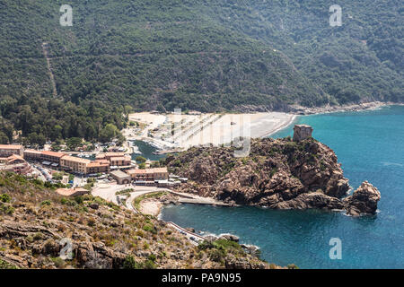 Der Ferienort Porto mit seiner mittelalterlichen Festung Turm auf einer Klippe am Mittelmeer in Korsika, Frankreich Stockfoto