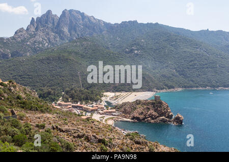 Der Ferienort Porto mit seiner mittelalterlichen Festung Turm auf einer Klippe am Mittelmeer in Korsika, Frankreich Stockfoto