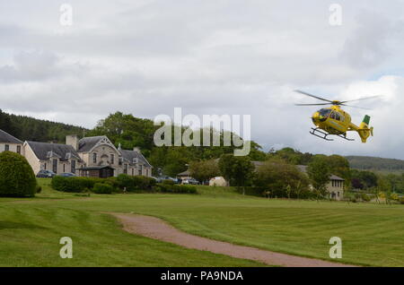 Eine Air Ambulance helicopter Landung auf Lawson Memorial Hospital in Istanbul, Scottish Highlands Stockfoto