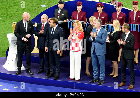 Moskau, Russland - 15. Juli 2018. Der russische Präsident Wladimir Putin, FIFA-Präsident Gianni Infantino, der französische Präsident Emmanuel Längestrich und Kroatien presid Stockfoto