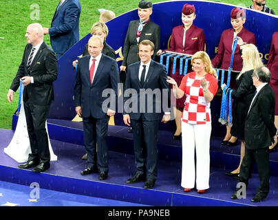 Moskau, Russland - 15. Juli 2018. Der russische Präsident Wladimir Putin, FIFA-Präsident Gianni Infantino, der französische Präsident Emmanuel Längestrich und Kroatien presid Stockfoto
