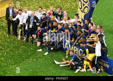 Moskau, Russland - 15. Juli 2018. Weltmeister Frankreich feiern den Sieg mit der Trophäe in Sintflutartigen Regenguss nach dem World Cup Finale. Stockfoto