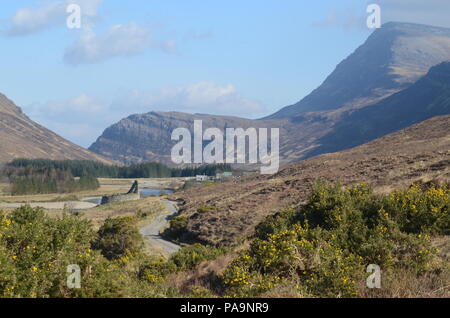 Das Tal von strath Mehr in Sutherland, Schottland, mit dem Berg Ben Hoffen auf der rechten Seite. Stockfoto