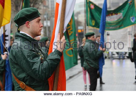 Mitglieder einer irisch-republikanische Gruppe Marsch durch die Innenstadt von Dublin zu Ehren des Jahrestages der 1916 steigen. Stockfoto