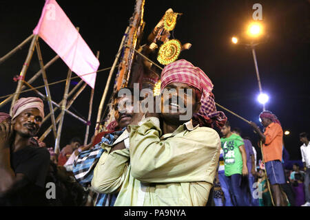 Männer tragen Durga Statue (PANDAL) für Eintauchen in Hooghly River während der Durga Puja Feier in Kolkata, Indien Stockfoto