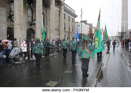 Mitglieder einer irisch-republikanische Gruppe Marsch durch die Innenstadt von Dublin zu Ehren des Jahrestages der 1916 steigen. Stockfoto