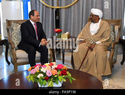 Khartum, Sudan - 19./20. Juli 2018 - der ägyptische Präsident Abdel Fattah El Sisi macht einen 2-tägigen Staatsbesuch in Sudan für die Gespräche mit den sudanesischen Präsidenten Omar Al Bashir für die Diskussion über die bilateralen Beziehungen und anderen Themen. (Presidential Pool Foto) Stockfoto