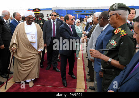 Khartum, Sudan - 19./20. Juli 2018 - der ägyptische Präsident Abdel Fattah El Sisi macht einen 2-tägigen Staatsbesuch in Sudan für die Gespräche mit den sudanesischen Präsidenten Omar Al Bashir für die Diskussion über die bilateralen Beziehungen und anderen Themen. (Presidential Pool Foto) Stockfoto