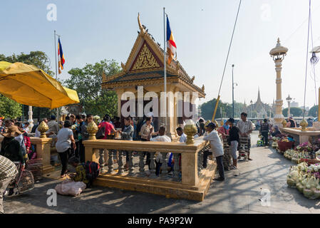 Die Gläubigen versammeln sich am Preah Ang Dorgkeu Schrein in Phnom Penh, Kambodscha, wo sie sich an Gebeten und Ritualen beteiligen, die das lebendige kulturelle und spirituelle Leben widerspiegeln Stockfoto