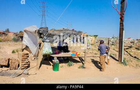 Johannesburg, Südafrika, 11. September 2011, kleinen informellen Hawker verkaufen Produkte auf der Straße in den städtischen Soweto, Südafrika Stockfoto