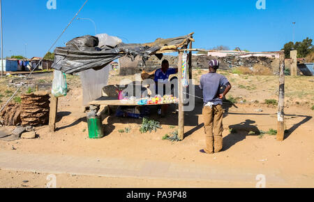 Johannesburg, Südafrika, 11. September 2011, kleinen informellen Hawker verkaufen Produkte auf der Straße in den städtischen Soweto, Südafrika Stockfoto